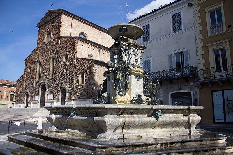 Fontana monumentale e Duomo di Faenza