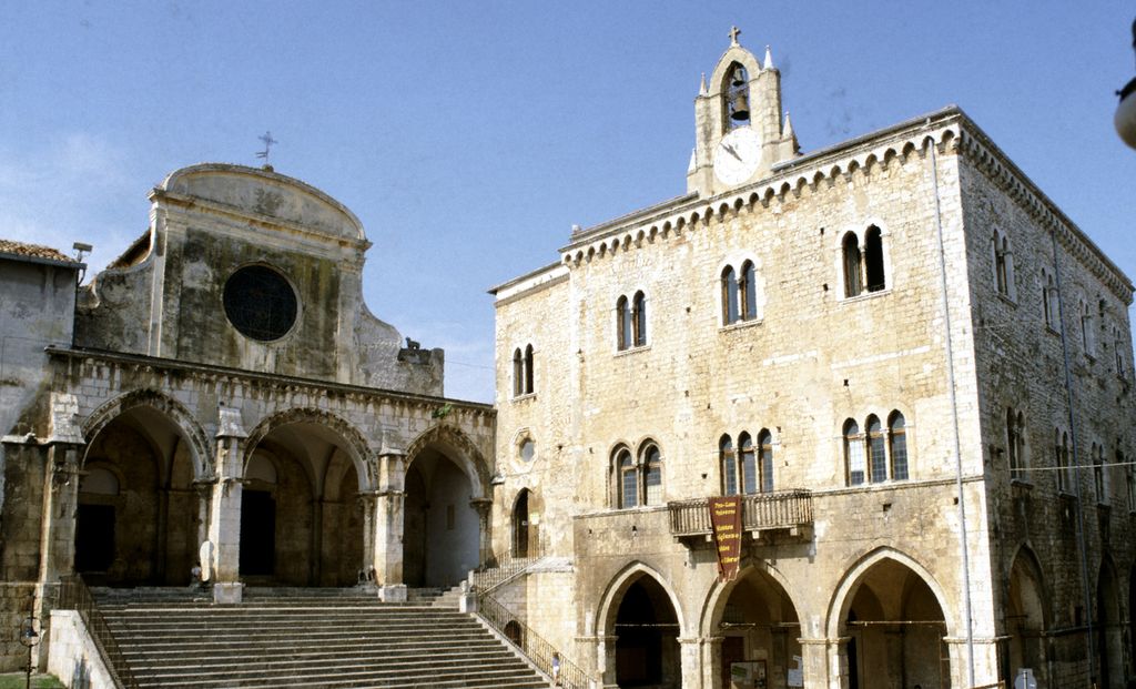 Priverno, Palazzo Comunale e la Cattedrale
