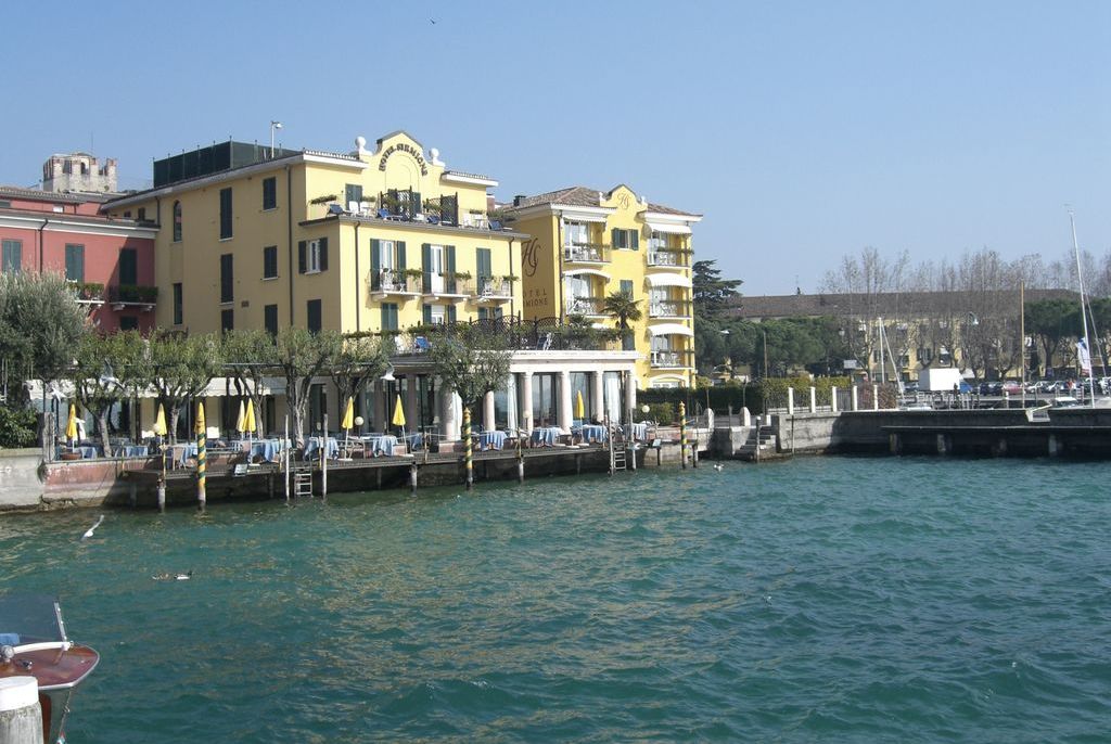 Sirmione vista dal lago