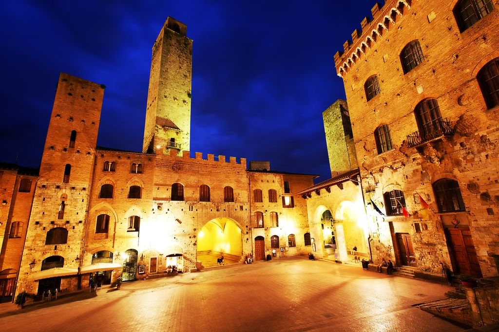 San Gimignano in notturna