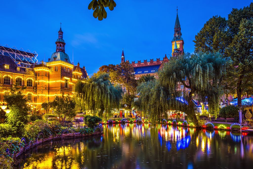 Copenaghen, i giardini di Tivoli al tramonto