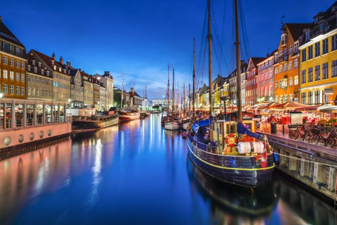 Copenaghen romantico il porto al tramonto