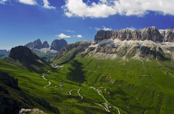 Dolomiti, vista su Passo Pordoi