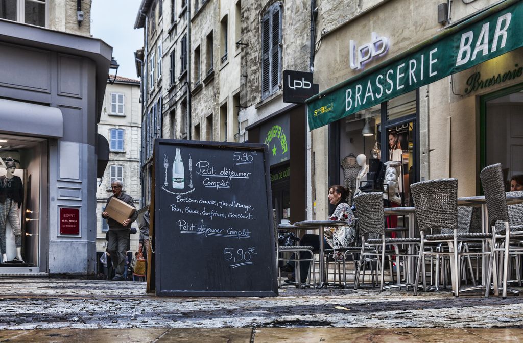 Brasserie in Place du Change ad Avignone