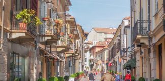 Rivoli, una via del centro storico