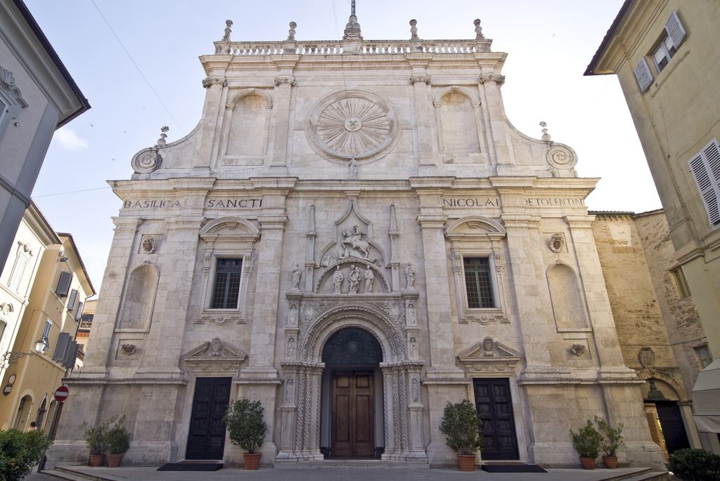 Tolentino, la facciata della basilica di San Nicola