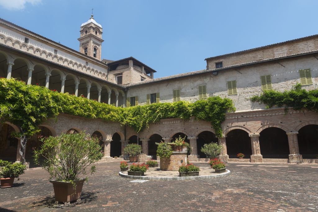 Tolentino, l'interno della Basilica di San Nicola