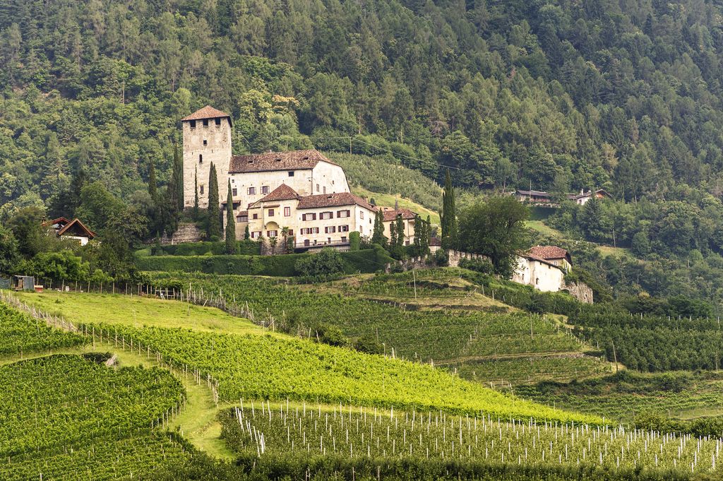 Un castello medievale vicino a Merano