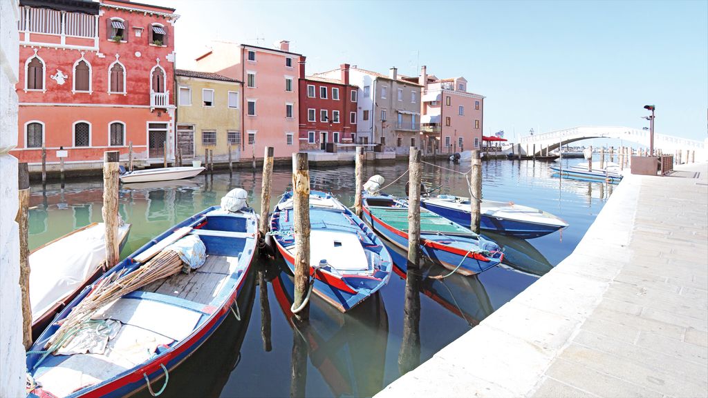 Vecchie barche di legno nel canale di Chioggia