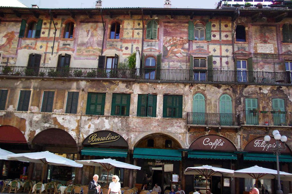 Verona, Una suggestiva facciata su Piazza delle Erbe