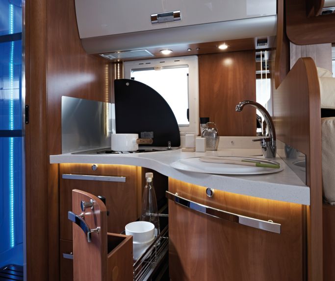 Cucina con piano di lavoro in Corian