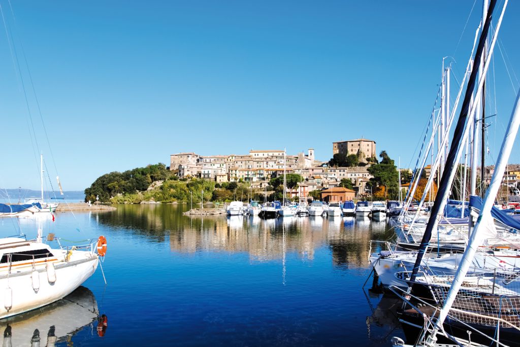 Vista dal porto di Capodimonte sul lago di Bolsena