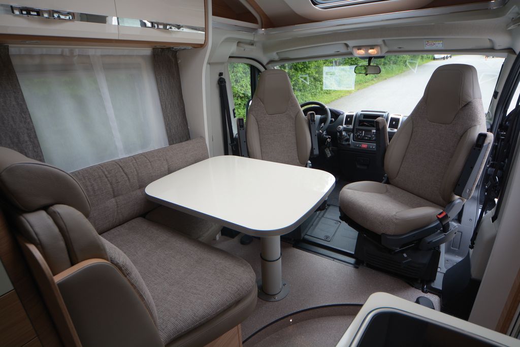 Globebus T 6 dinette a Lcon tavolo centrale