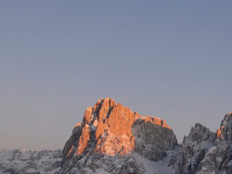 La cena del montanaro sulle Dolomiti dipinte di rosa
