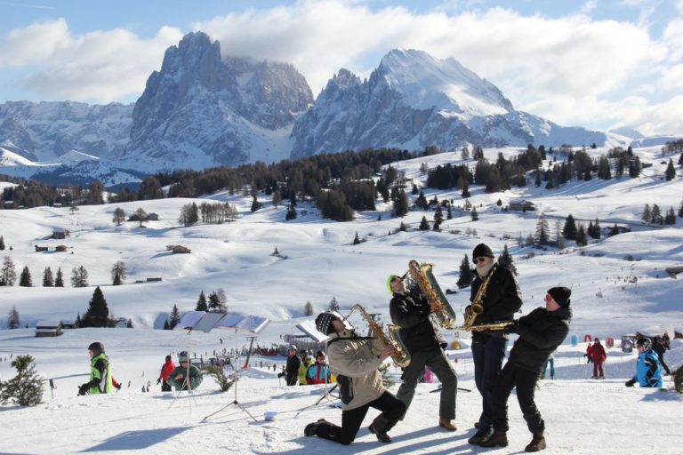 Si può sciare a ritmo di swing tra le Dolomiti!