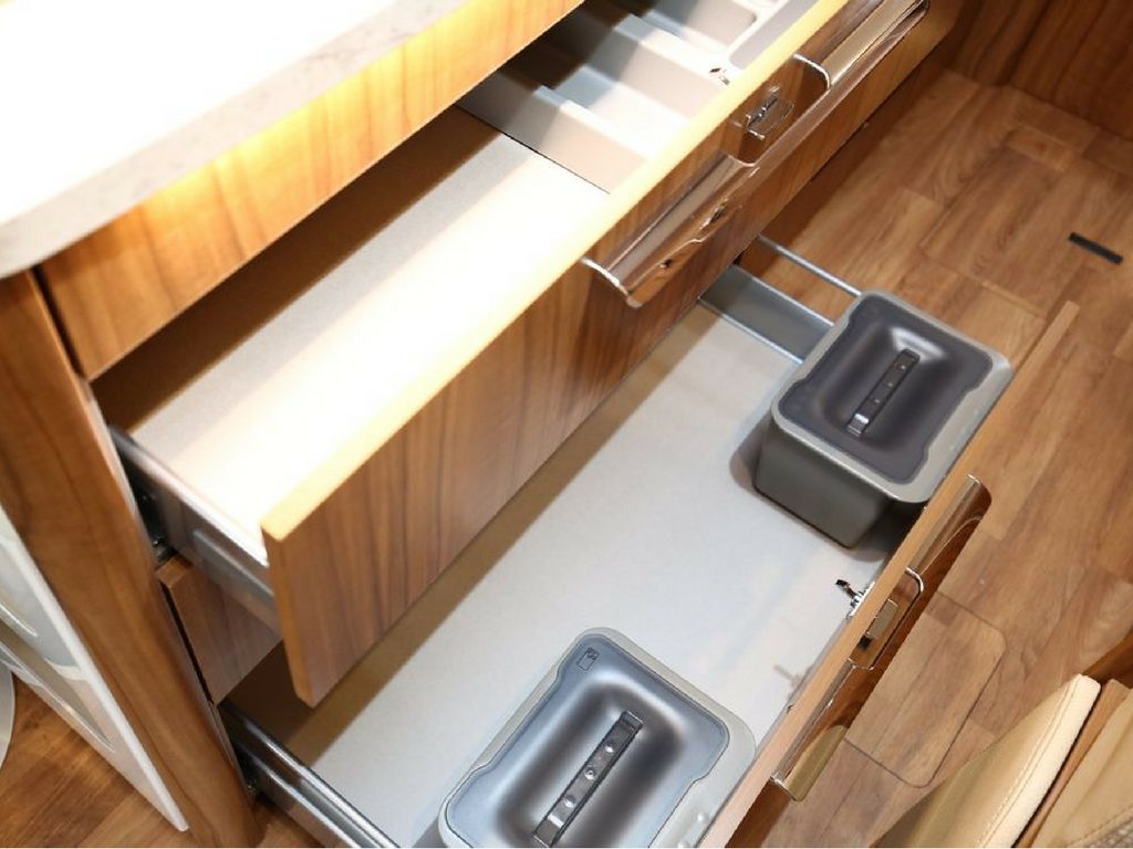 B-Klasse-Dynamic-Line-particolare-cucina