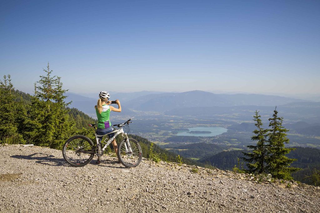 copyright Region Villach Tourismus Martin Steinthaler Jepzasattel Blick Faaker See