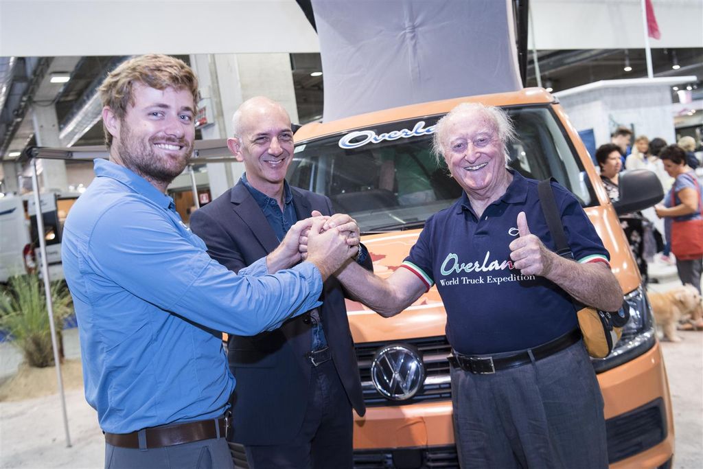 Beppe e Filippo Tenti, protagonisti di Overland, con Luca Bedin, Direttore di Vokswagen Veicoli Commerciali