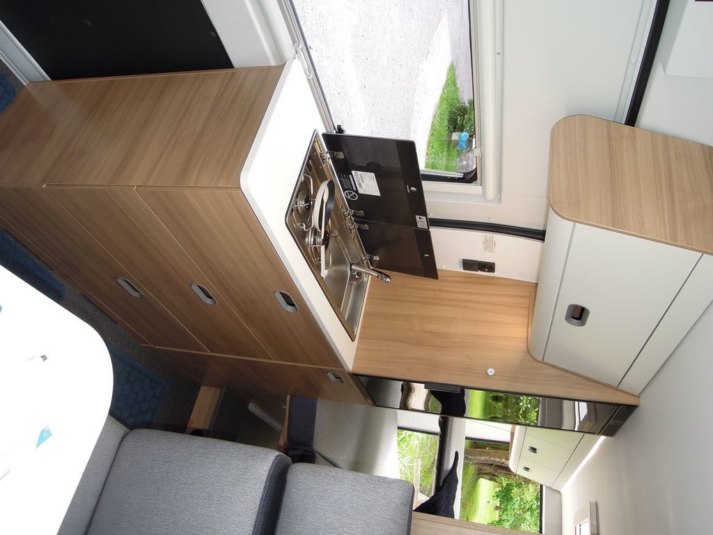 Elegante e funzionale la nuova cucina sui van. Frigo a compressore da 90 litri