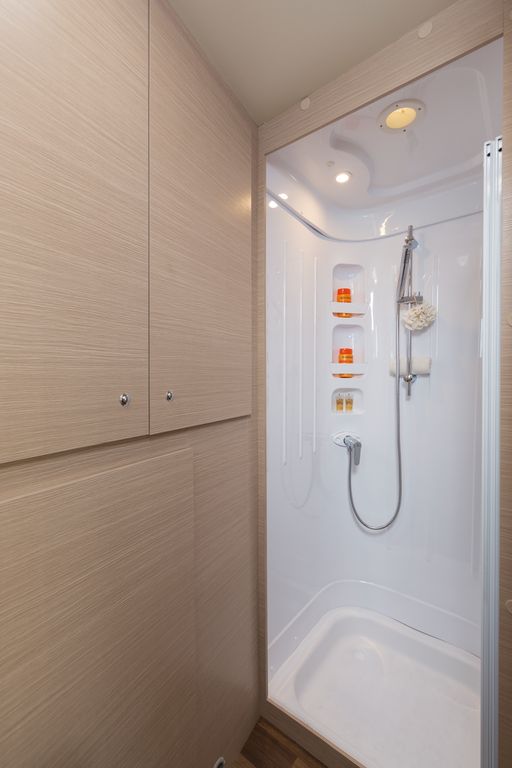 Doccia e armadio nella sala da bagno