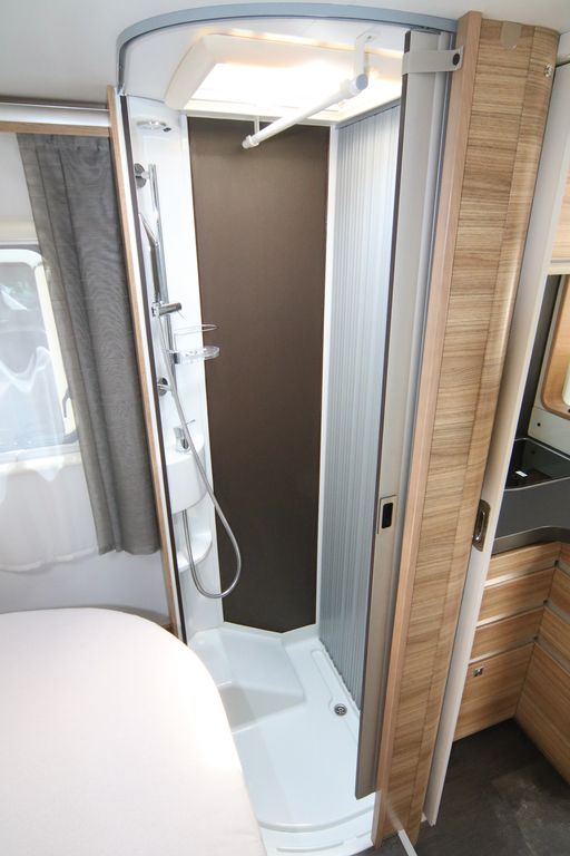 cabina doccia con asta appendino anche su Axess 600 SC
