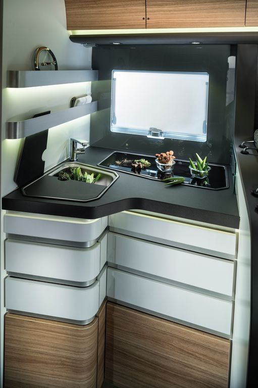 cucina dei 700_SL e SC. Originale il design della cassetira dei Sonic e di serie la cornice nera intorno alla finestra
