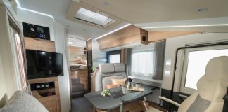 interno 600 SL Axess con tavolo a parete