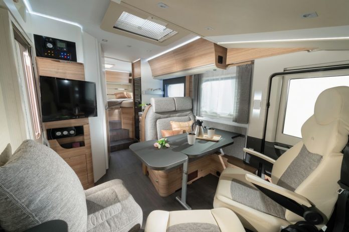 interno 600 SL Axess con tavolo a parete
