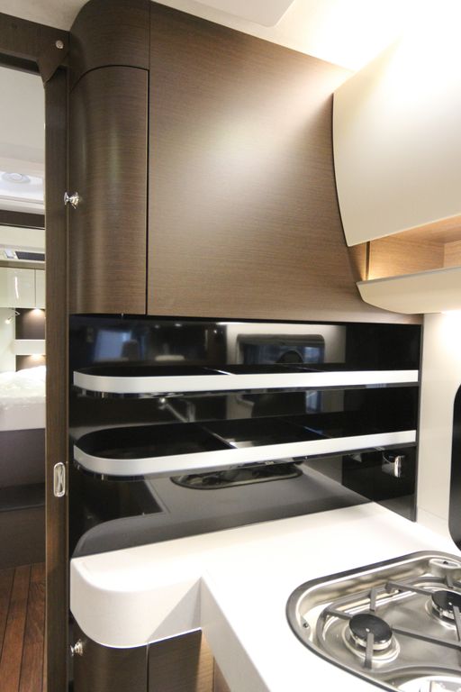 parete della cucina integra eleganti portaspezie e mobili dispensa estraibili