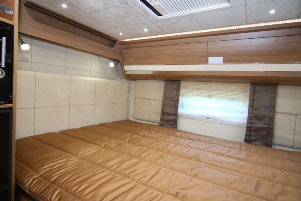 Europa M 725 GLM, letto matrimoniale posteriore trasversale