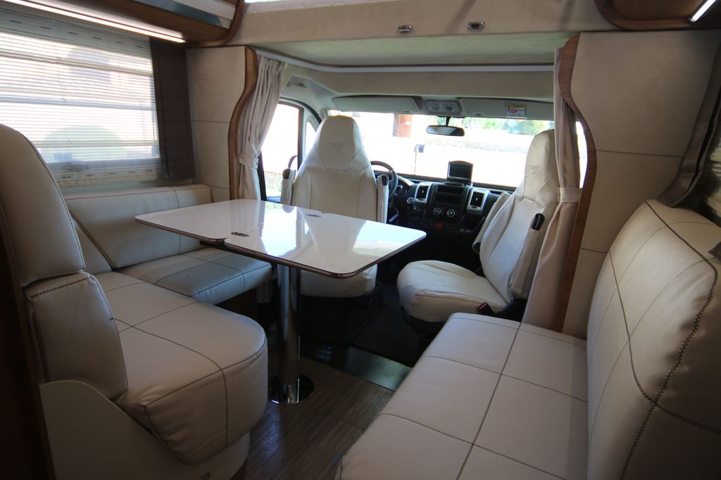 Europa M 725 GLM, living