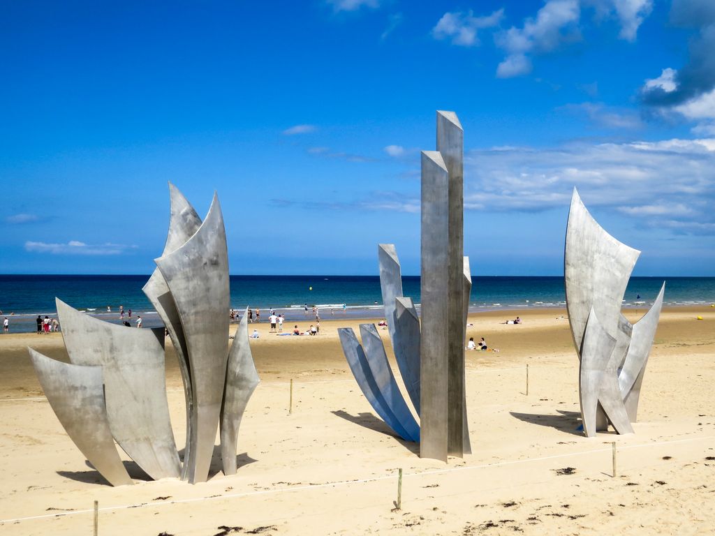 Normandia, scultura di memoria di Anilore Banon a Omaha Beach