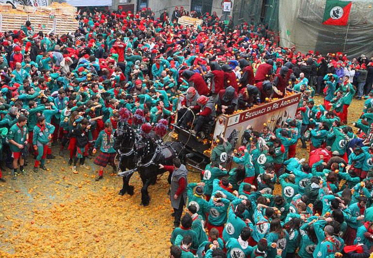 Battaglia delle Arance, Storico Carnevale di Ivrea