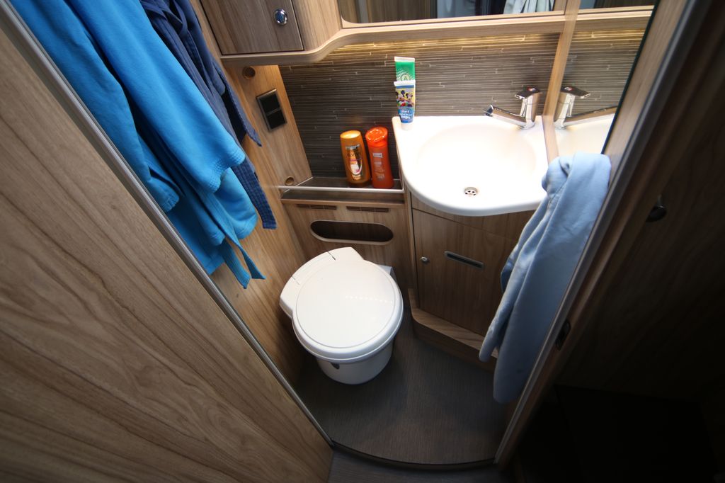 La toilette con la porta chiusa ha dimensioni un po' minimali
