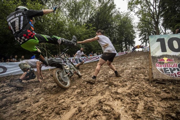 Red Bull Epic Rise, l’imperdibile competizione tra motorini truccati