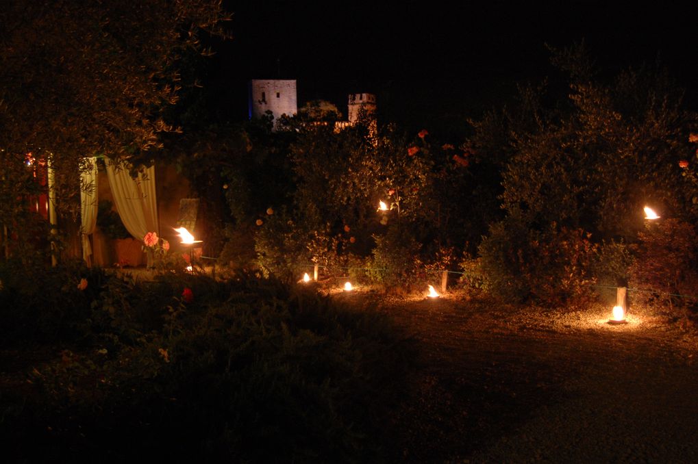 Castello di Gropparello - Castello e Museo della rosa nascente di notte