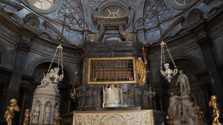 Cappella della Sindone, concluso il restauro dell’altare di Antonio Bertola