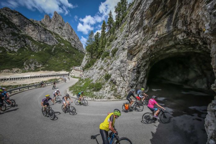 Dolomites Bike Day passaggio Falzarego © freddy planinschek