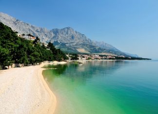 Avventure croate Spiaggia ai piedi del Monte Biokovo