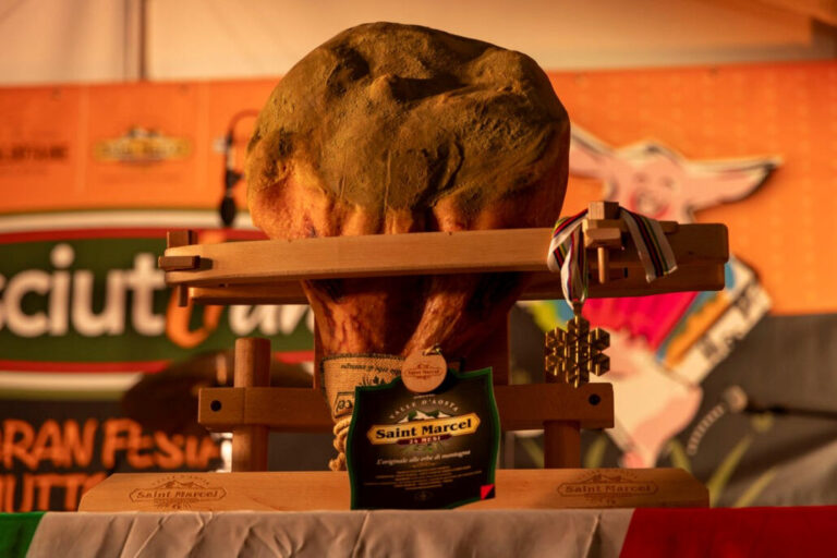 ProsciutTiamo 2026: a Saint-Marcel torna la festa del Prosciutto crudo alle erbe di montagna